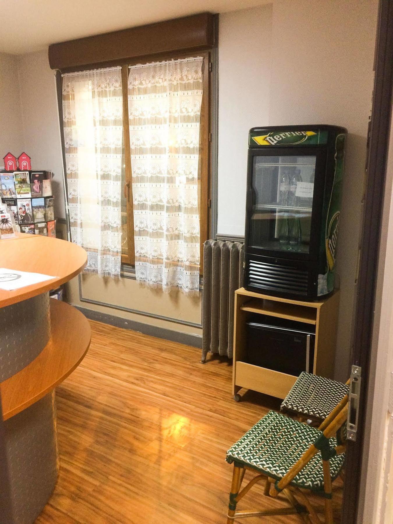 Hotel Ermitage Paris Exterior foto A refrigerator in a Japanese office