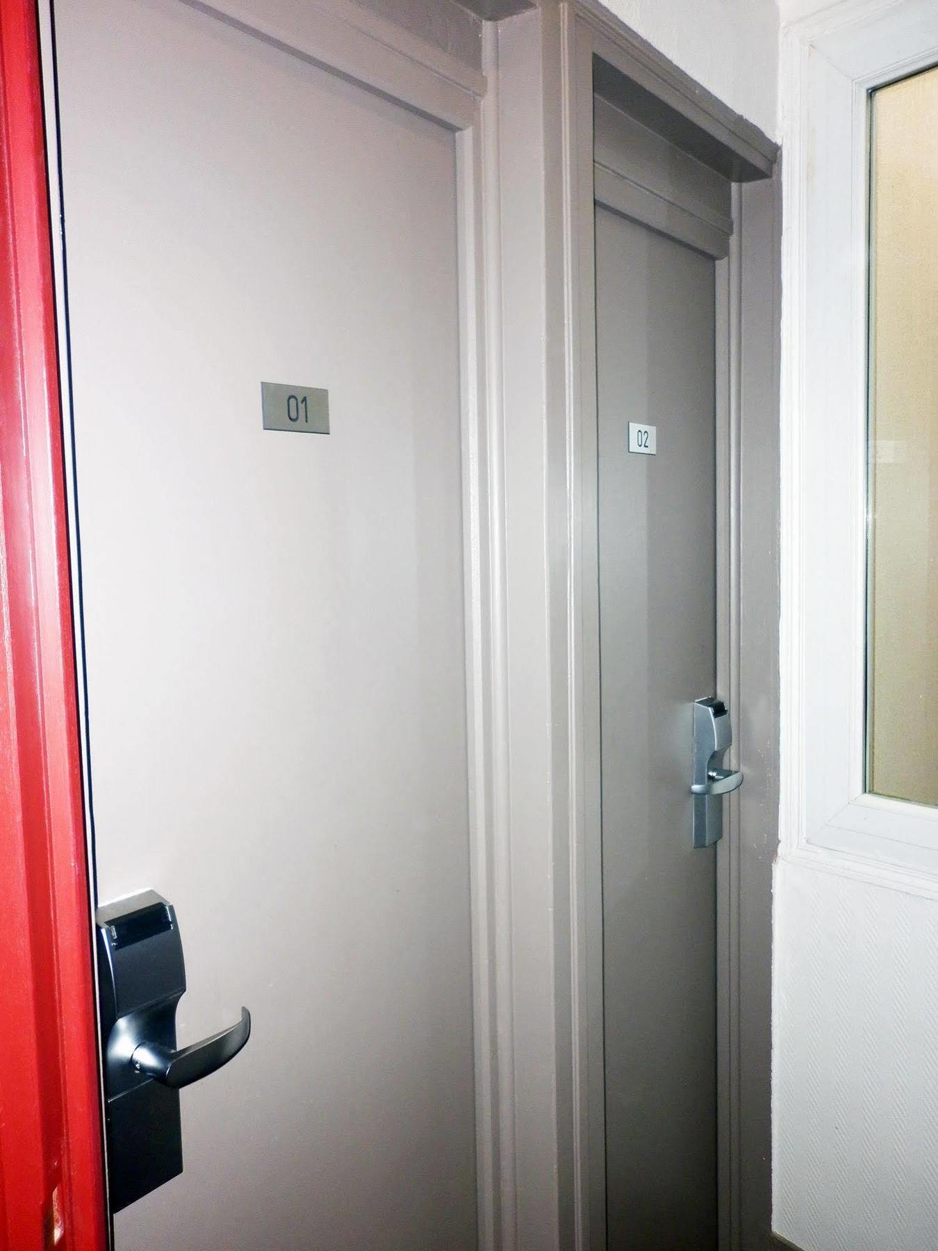 Hotel Ermitage Paris Exterior foto A door with a deadbolt lock